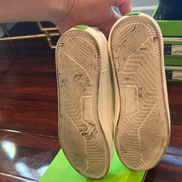 Cariuma Men's White Sneakers - Picture 4 of 4